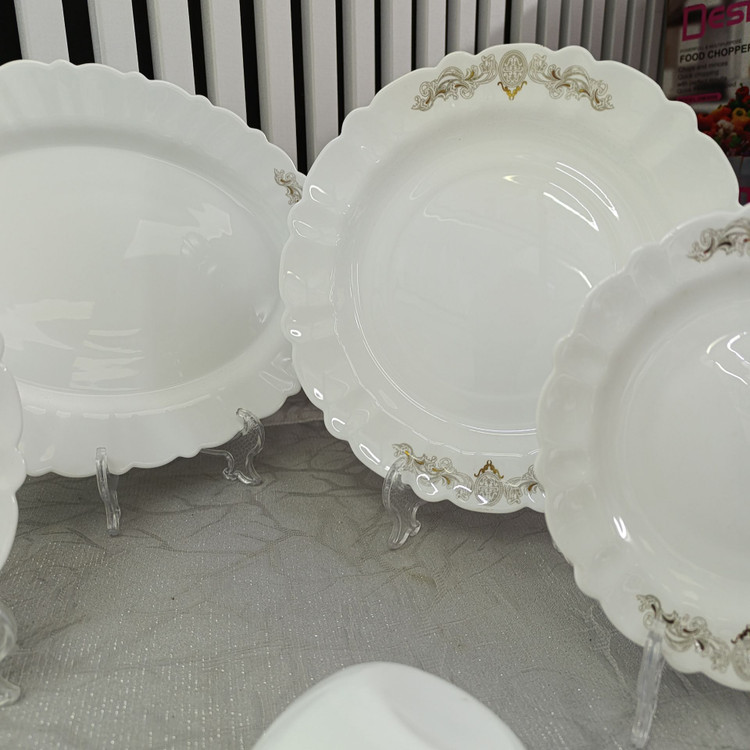 سرویس غذاخوری ۲۵ پارچه طرح نگین طلایی برند لئون